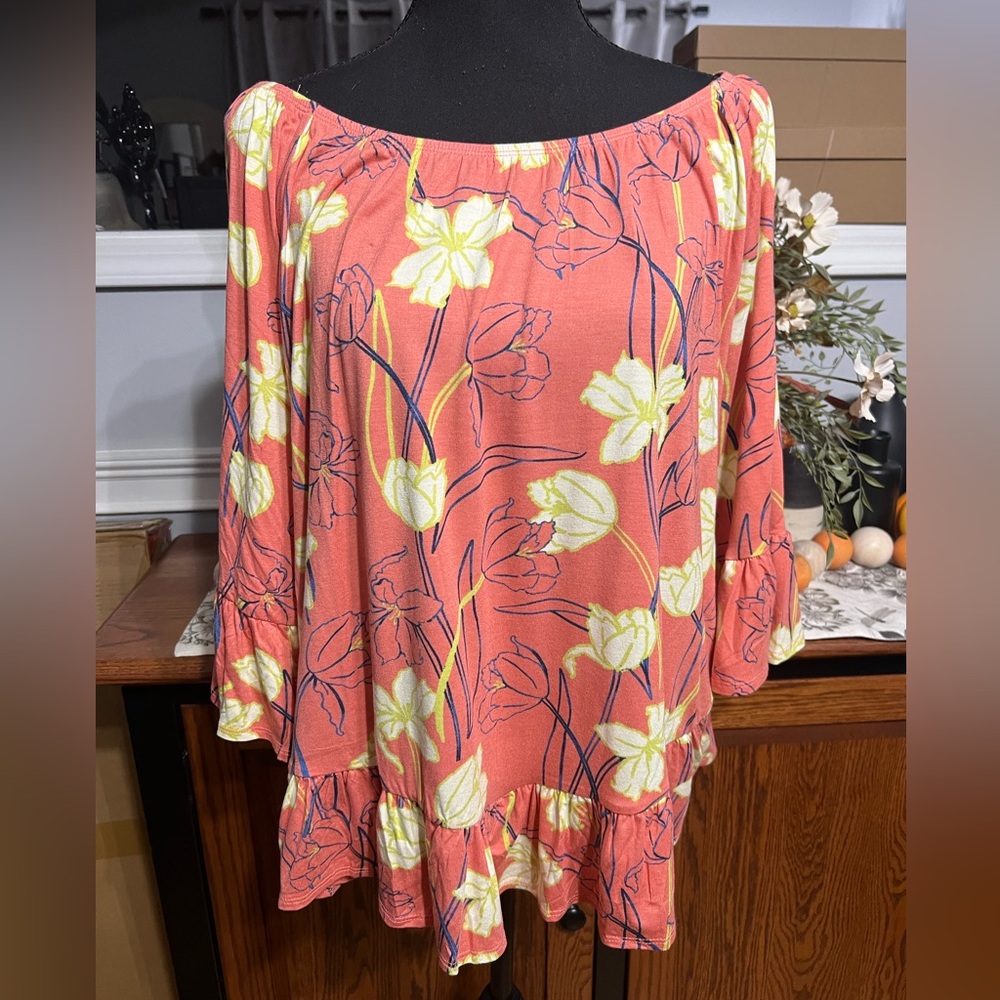 NWT-Style & Co Beautiful floral Top